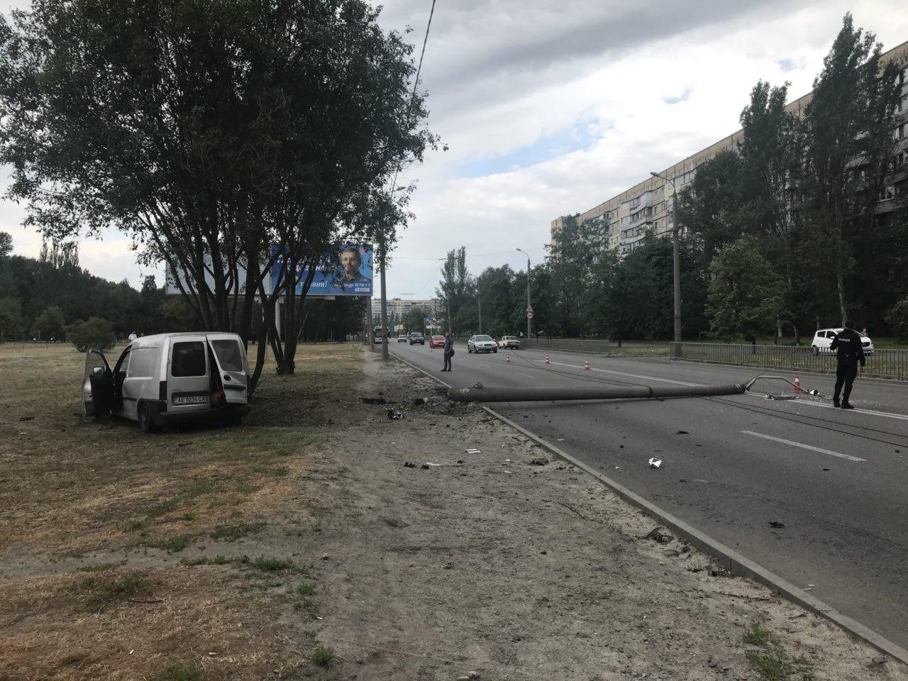 Движение на дороге регулируют полицейские