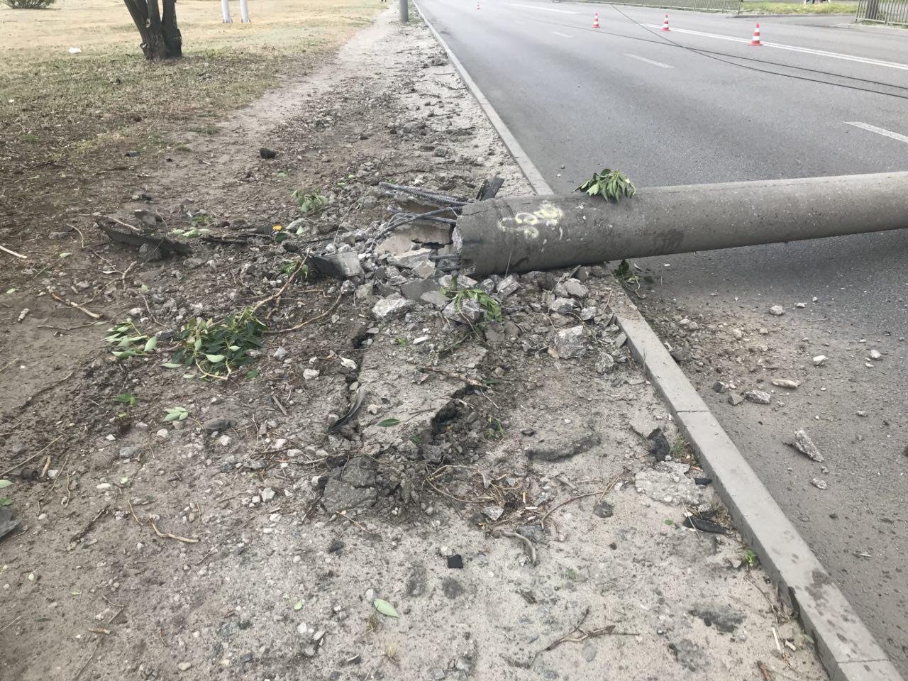 Столб от удара сломался и упал на дорогу