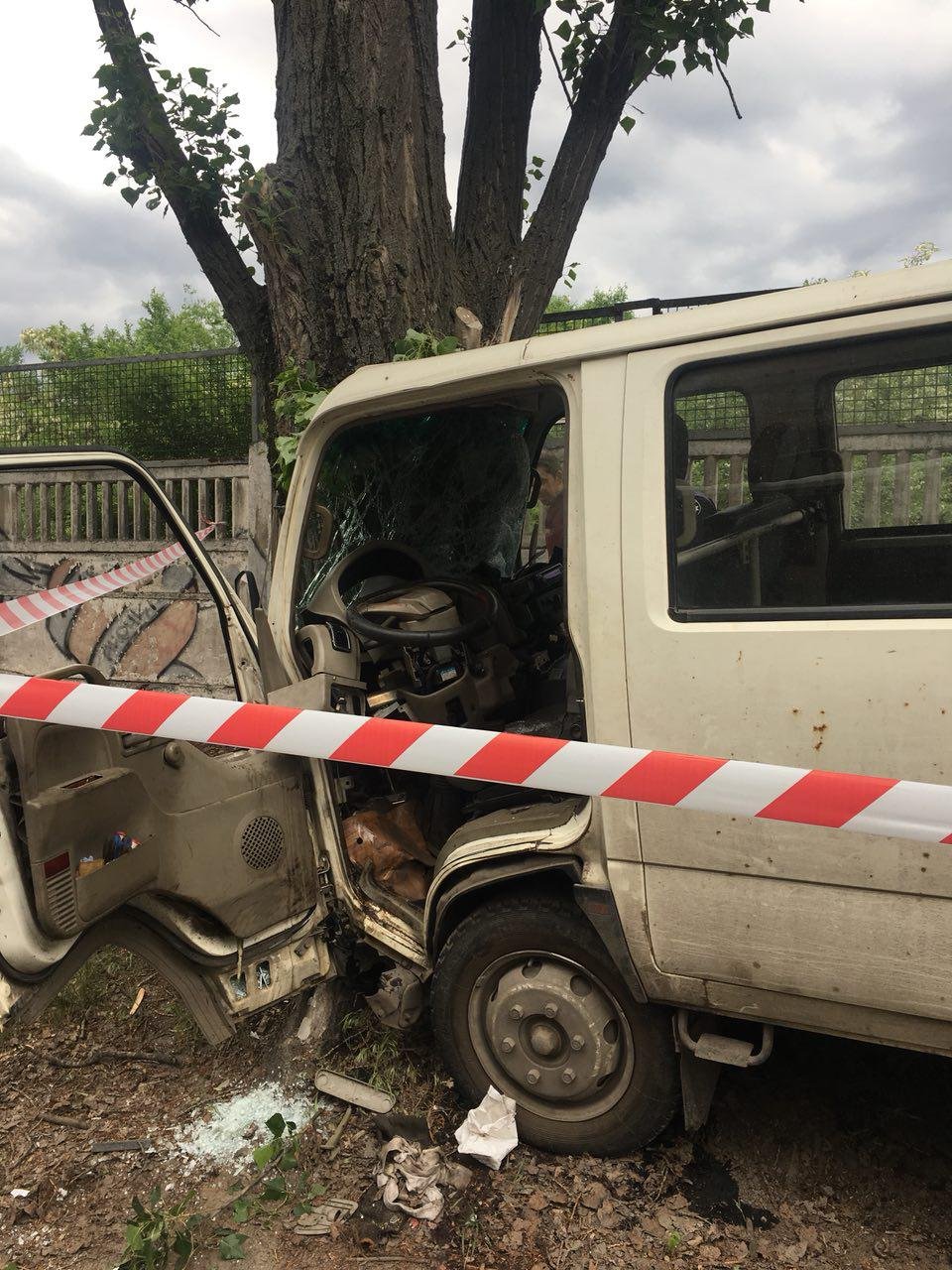 В результате аварии автомобиль FAW получил серьезные повреждения