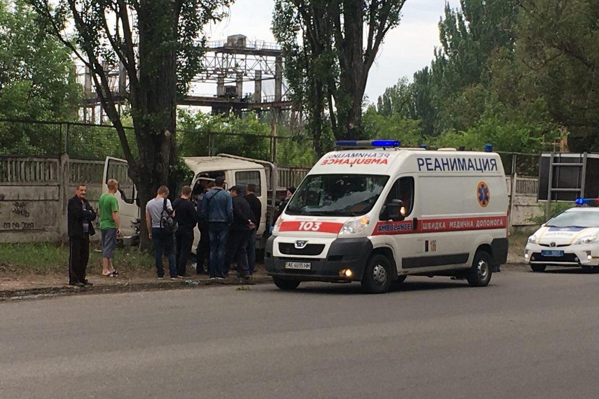 На месте работают сотрудники патрульной полиции и скорой медицинской помощи