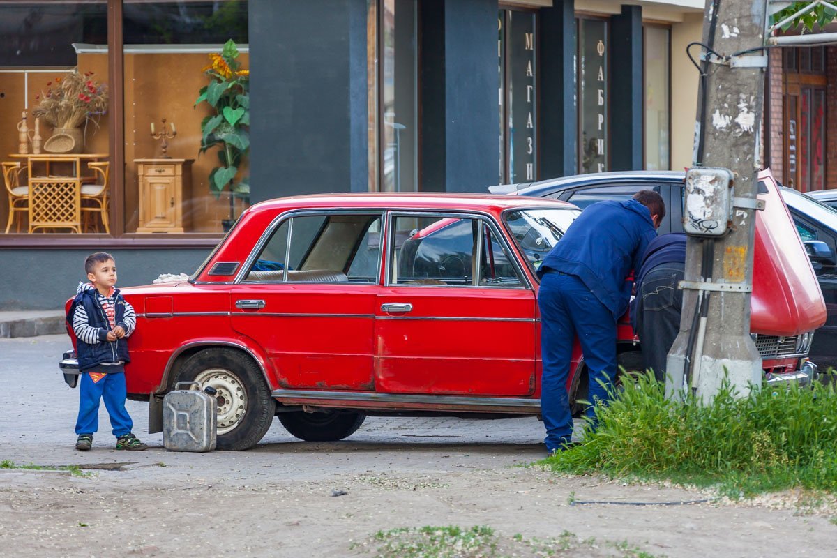 Пап, а что будет, если я зажженную спичку в канистру кину?