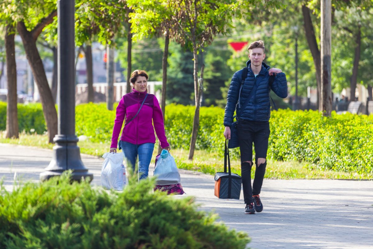 Пакет не хочешь мне помочь донести?
