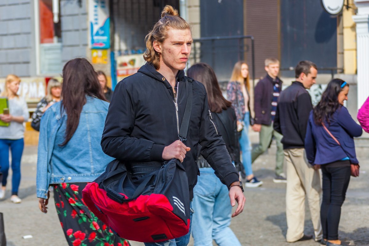 Оборачиваться не буду, а то вдруг она тоже обернулась