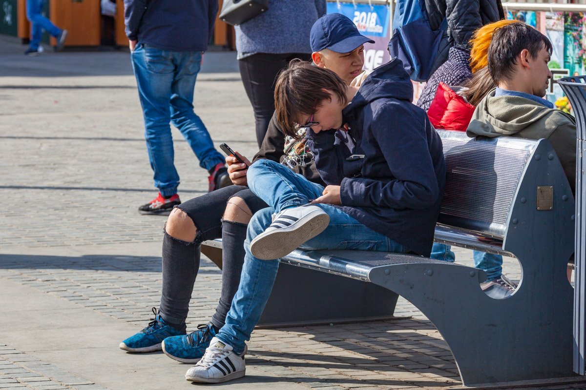 Некоторые горожане вышли на улицу, чтобы просто отдохнуть от компьютера и провести время в компании...телефона