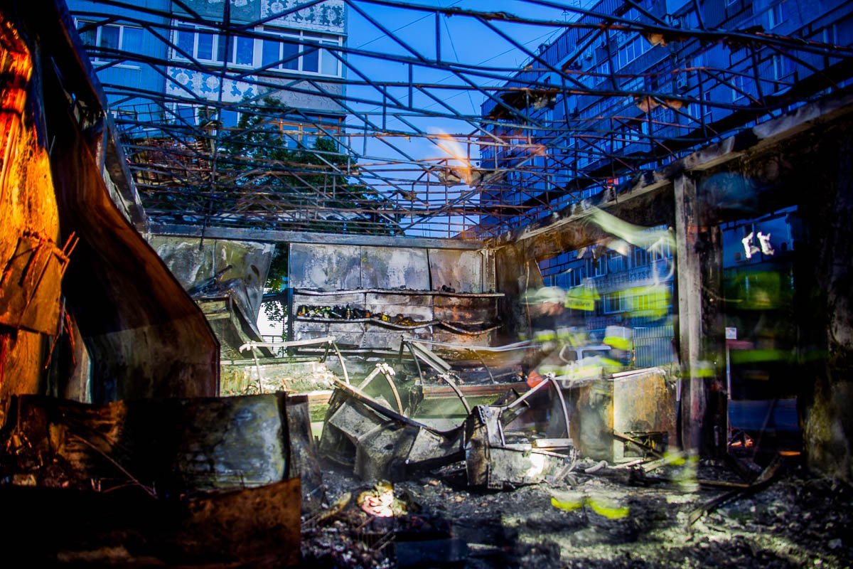 Жилой дом и припаркованные автомобили не пострадали Жилой дом и припаркованные автомобили не пострадали