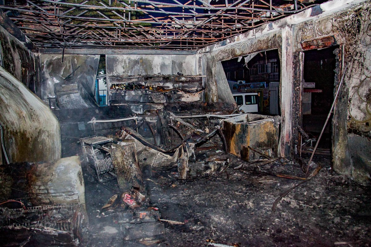 Спасатели прибыли на место достаточно быстро, но спасти киоск не удалось Спасатели прибыли на место достаточно быстро, но спасти киоск не удалось