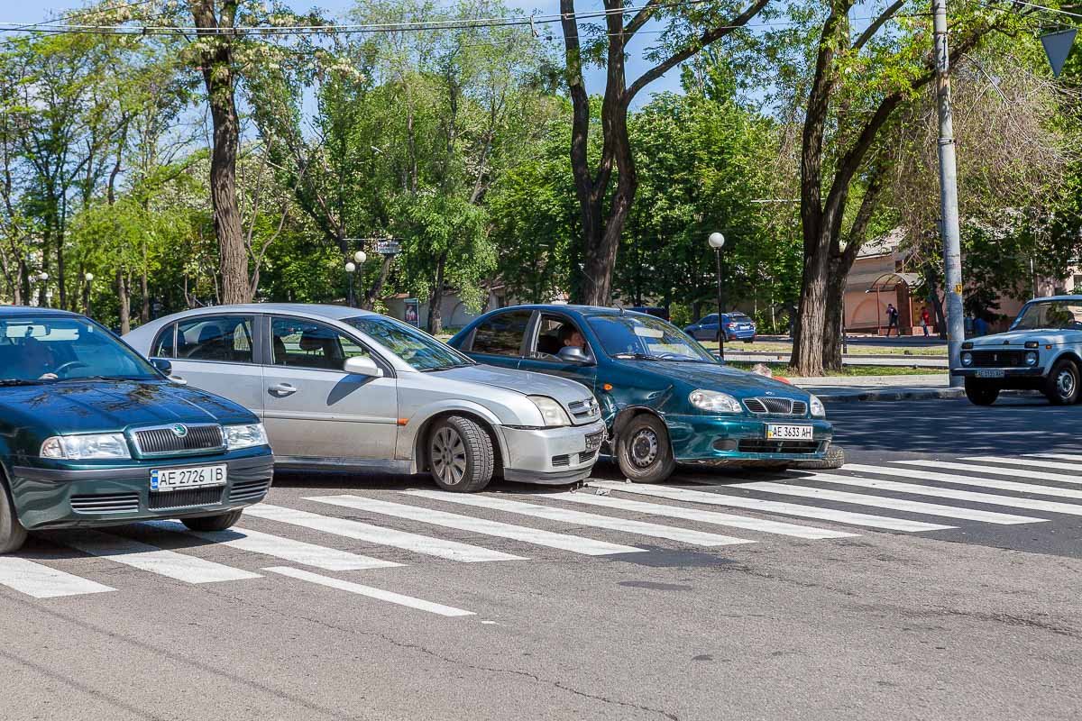На перекрестке Дмитрия Яворницкого и улицы Героев Крут произошло несколько ДТП На перекрестке Дмитрия Яворницкого и улицы Героев Крут произошло несколько ДТП
