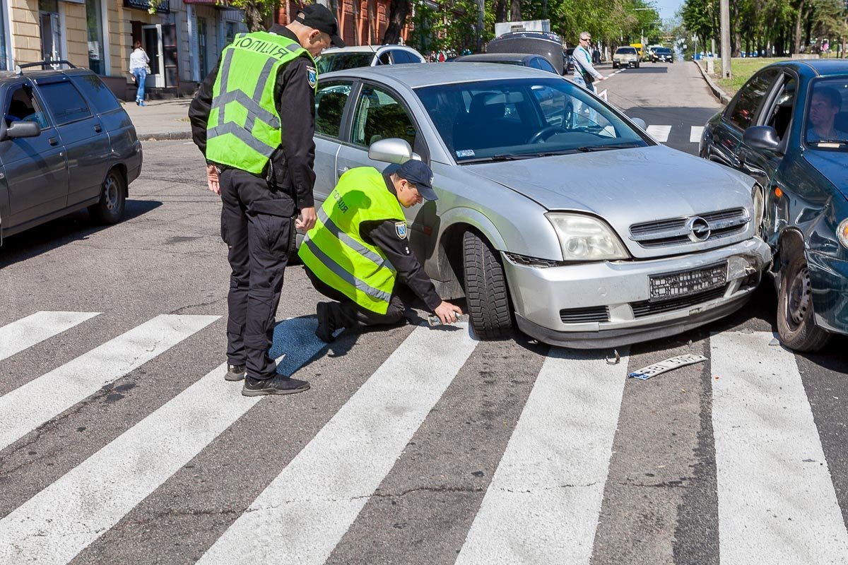 Автомобили пытались убрать с дороги как можно быстрее Автомобили пытались убрать с дороги как можно быстрее