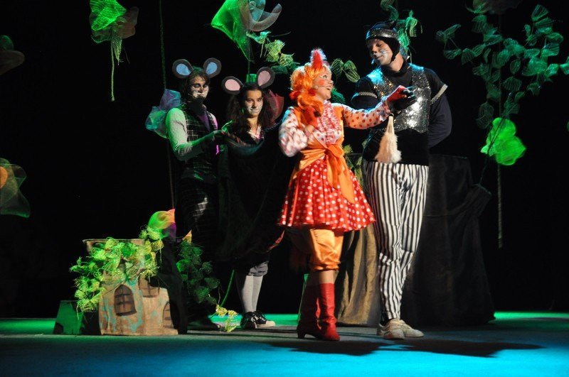 Вы встретитесь с различными персонажами: хитрой Лисичкой, несчастным собакой и другими зверями