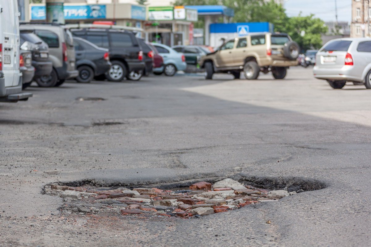 Ярмарочный спуск расположился на Правом берегу Днепра, он проходит от улицы Курчатова до проспекта ПушкинаЯрмарочный спуск расположился на Правом берегу Днепра, он проходит от улицы Курчатова до проспекта Пушкина