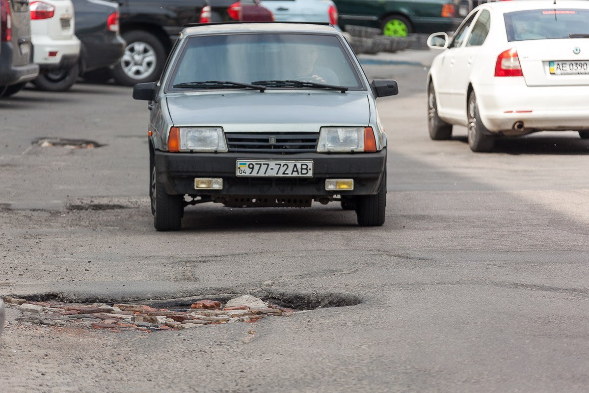 Там расположились многочисленные магазины и рынок, также на спуске расположены жилые дома, частный сектор и гостиница