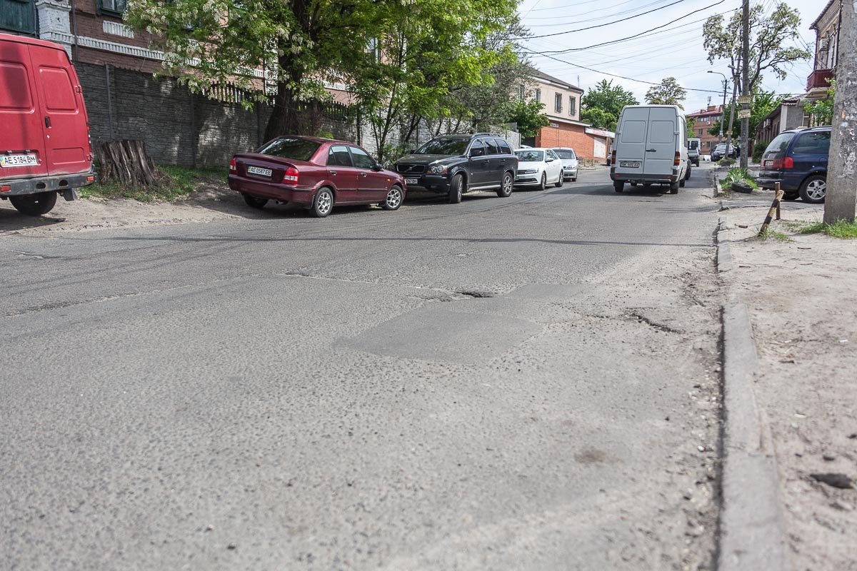 По дороге на Ярмарочном спуске не курсирует общественный и крупногабаритный транспорт - только легковые автомобили