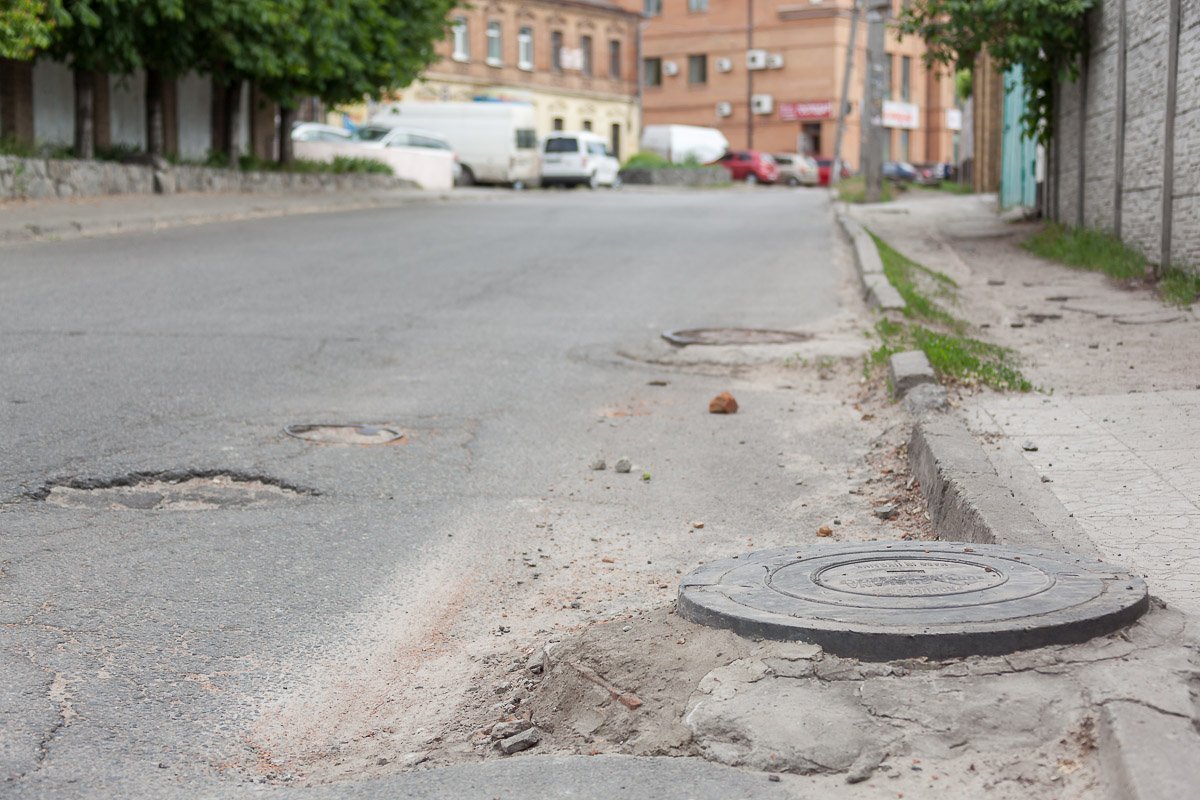 Можно было просто насыпать на дорогу щебня, машины бы сами разнесли его по дороге