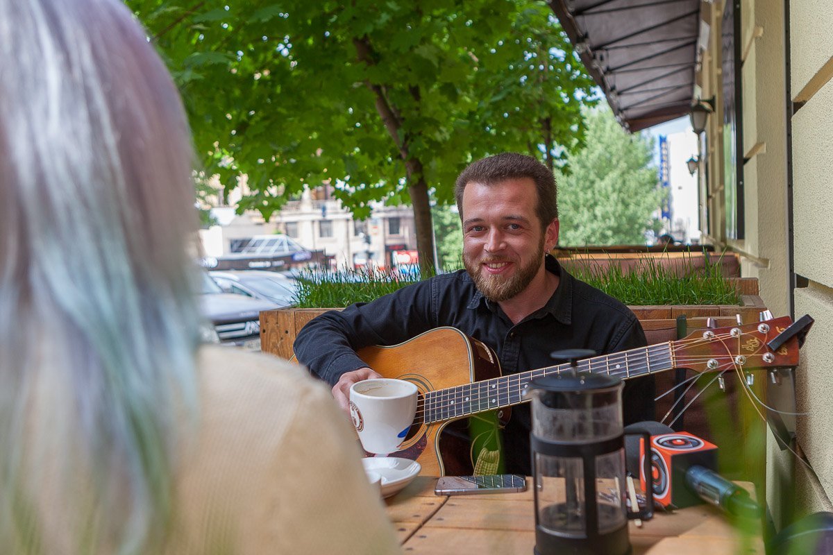 Если уличный музыкант задастся целю заработать много денег - он их заработает. Если этим заниматься так, как я - заработать невозможно Если уличный музыкант задастся целю заработать много денег - он их заработает. Если этим заниматься так, как я - заработать невозможно