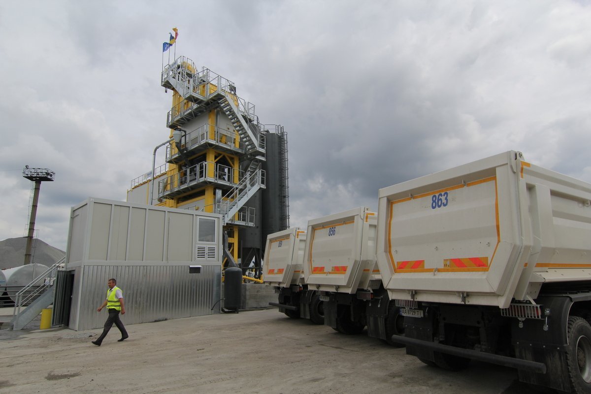 Предприятие способно производить до 3 тысяч тонн асфальта в день Предприятие способно производить до 3 тысяч тонн асфальта в день