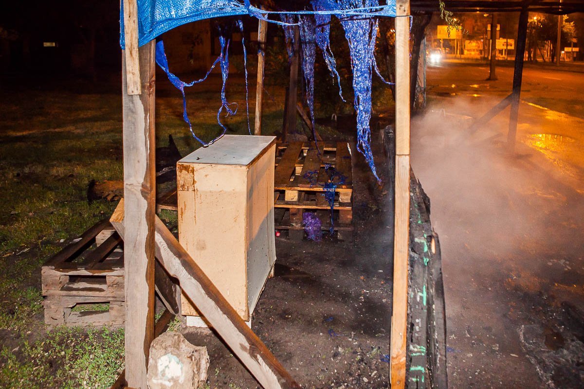 На линию "101" поступило сообщение о том, что внизу улицы Рабочей горит ларек