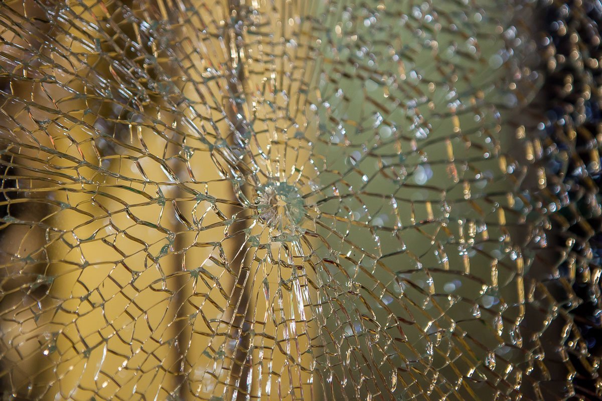 На витрине остался след от выстрела