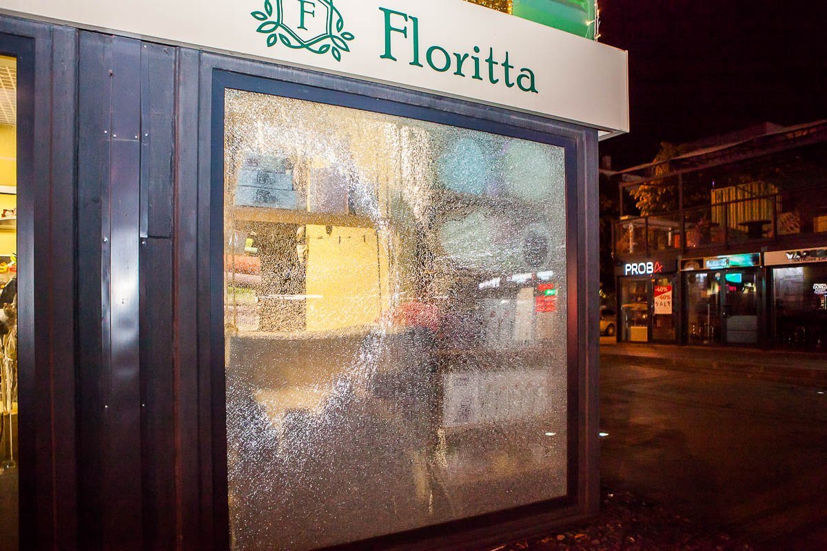 Стекло витрины вот-вот должно рассыпаться