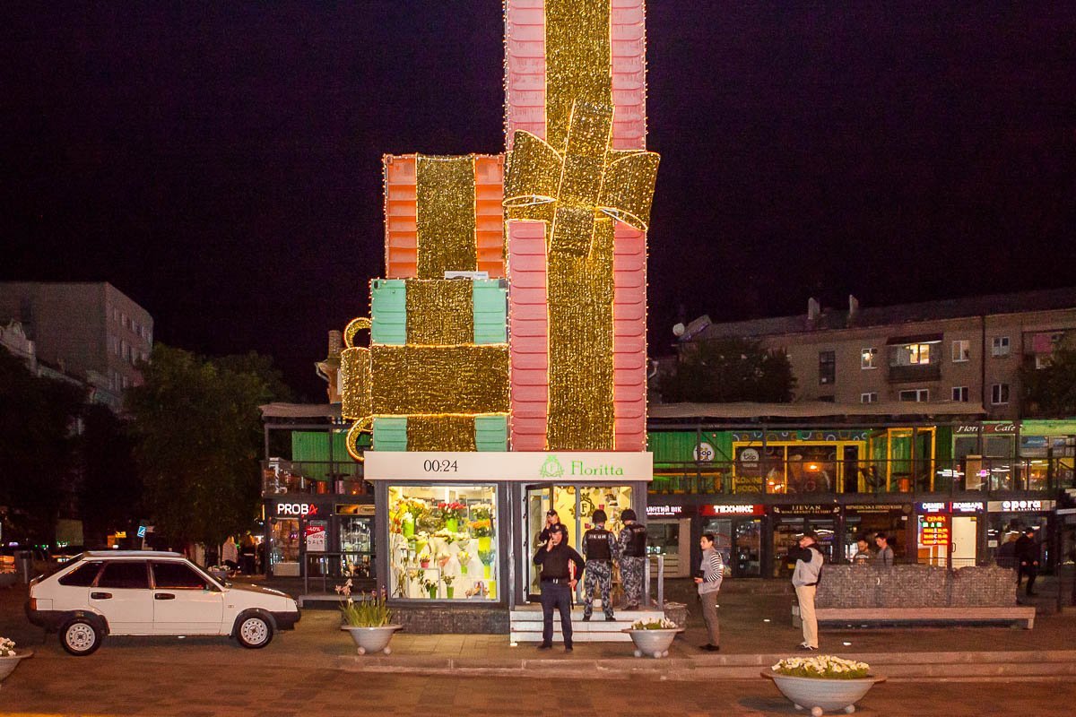 Полицейские ждут видео с камеры, чтобы передать информацию для отработки и задержать данного человека