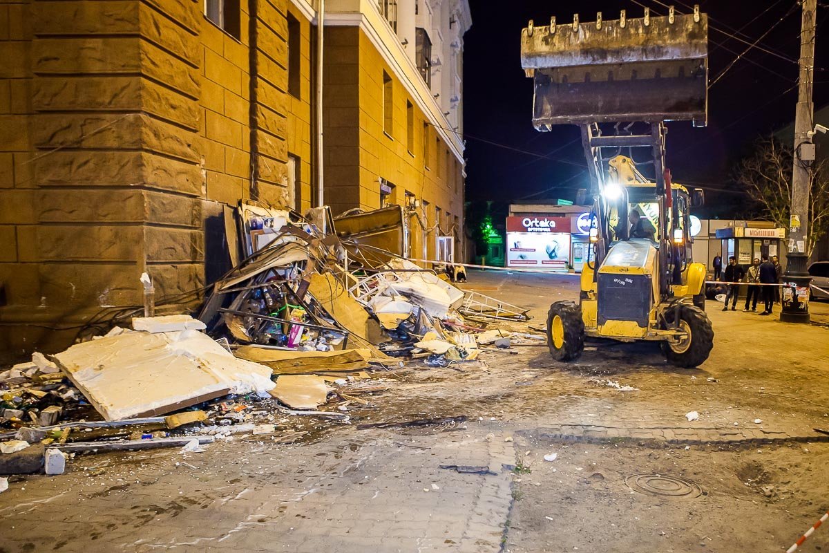 Демонтаж производили с помощью тракторов Демонтаж производили с помощью тракторов