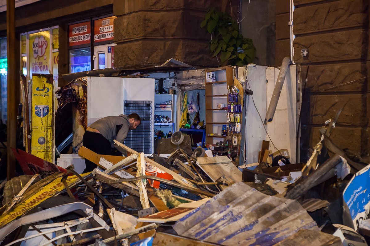 Кто-то в спешке спасал что мог Кто-то в спешке спасал что мог