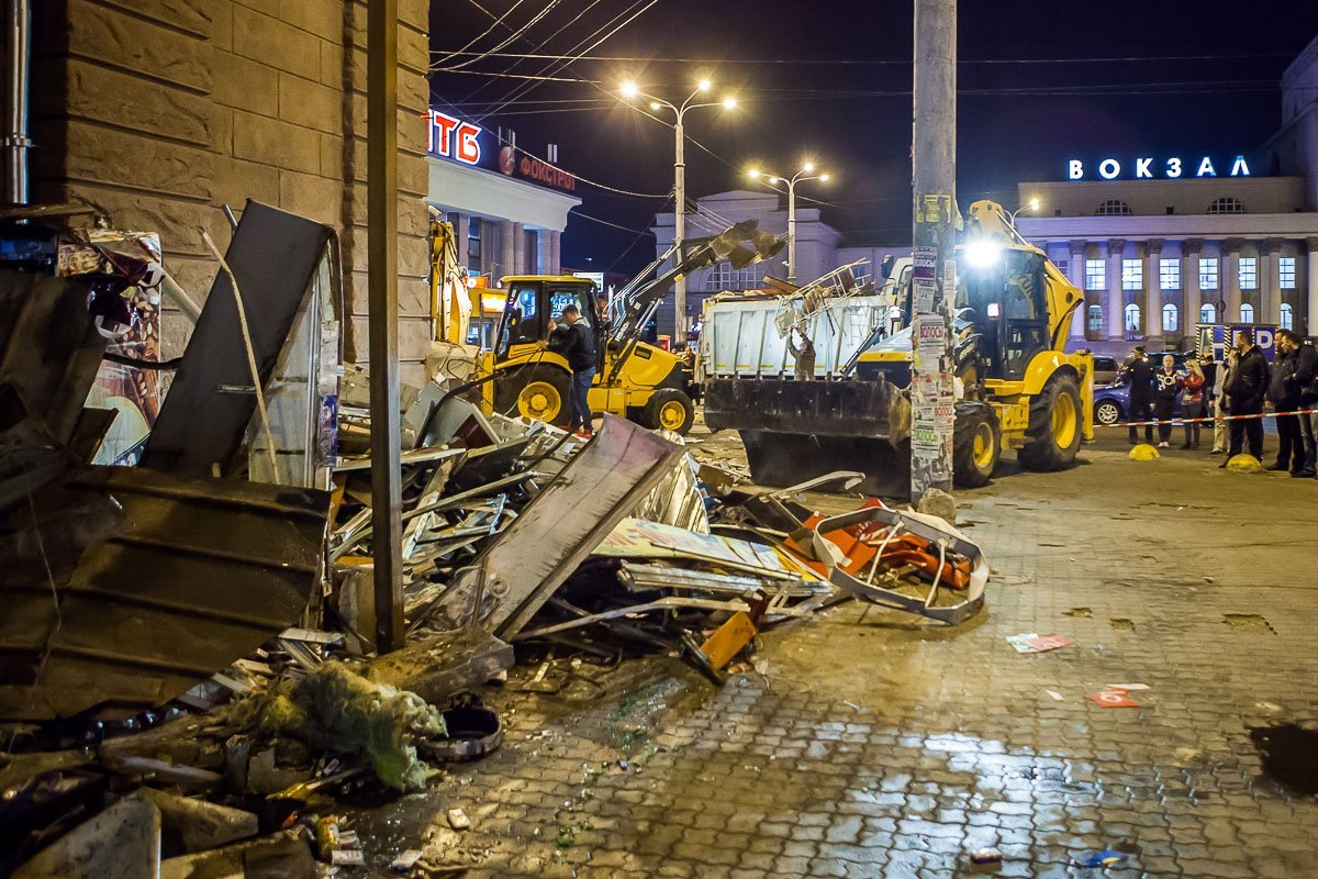Всего было задействовано два трактора и два грузовика Всего было задействовано два трактора и два грузовика
