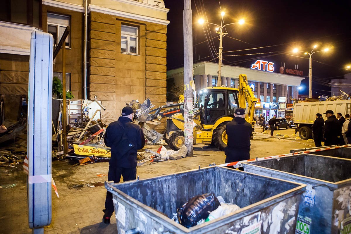 Место демонтажа охраняла муниципальная варта и несколько человек без опознавательных знаков Место демонтажа охраняла муниципальная варта и несколько человек без опознавательных знаков