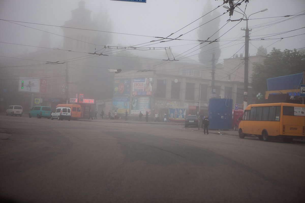 Автомобили движутся на небольшой скорости из-за чего в городе могут возникнуть пробки 