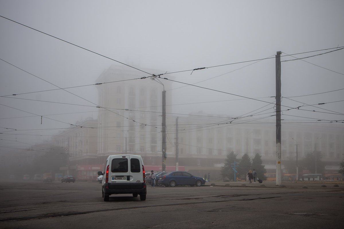 Возле жезенодорожного вокзала после бурной ночи тихо и все покрыто туманом