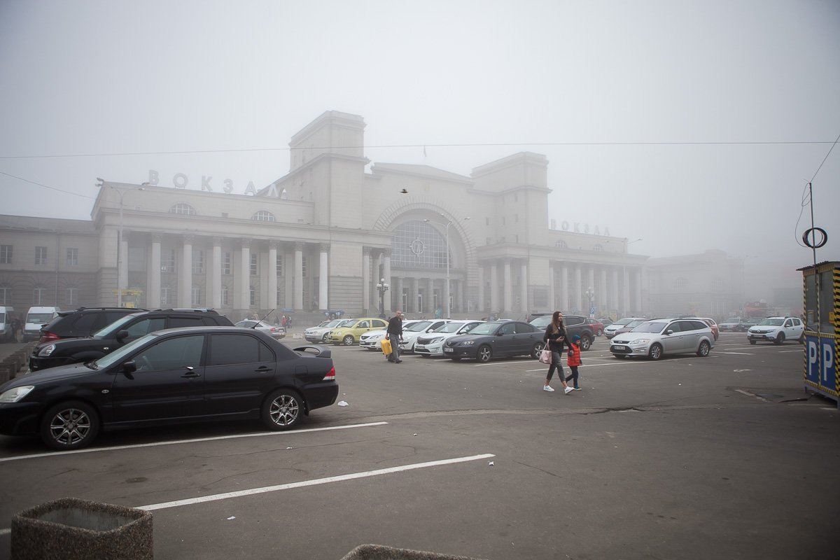Автомобили на парковке ждут пока развеется туман