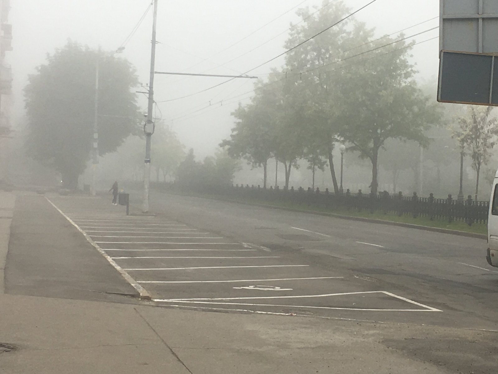 Где-то там, в тумане, можно разглядеть людей ожидающий свою маршрутку