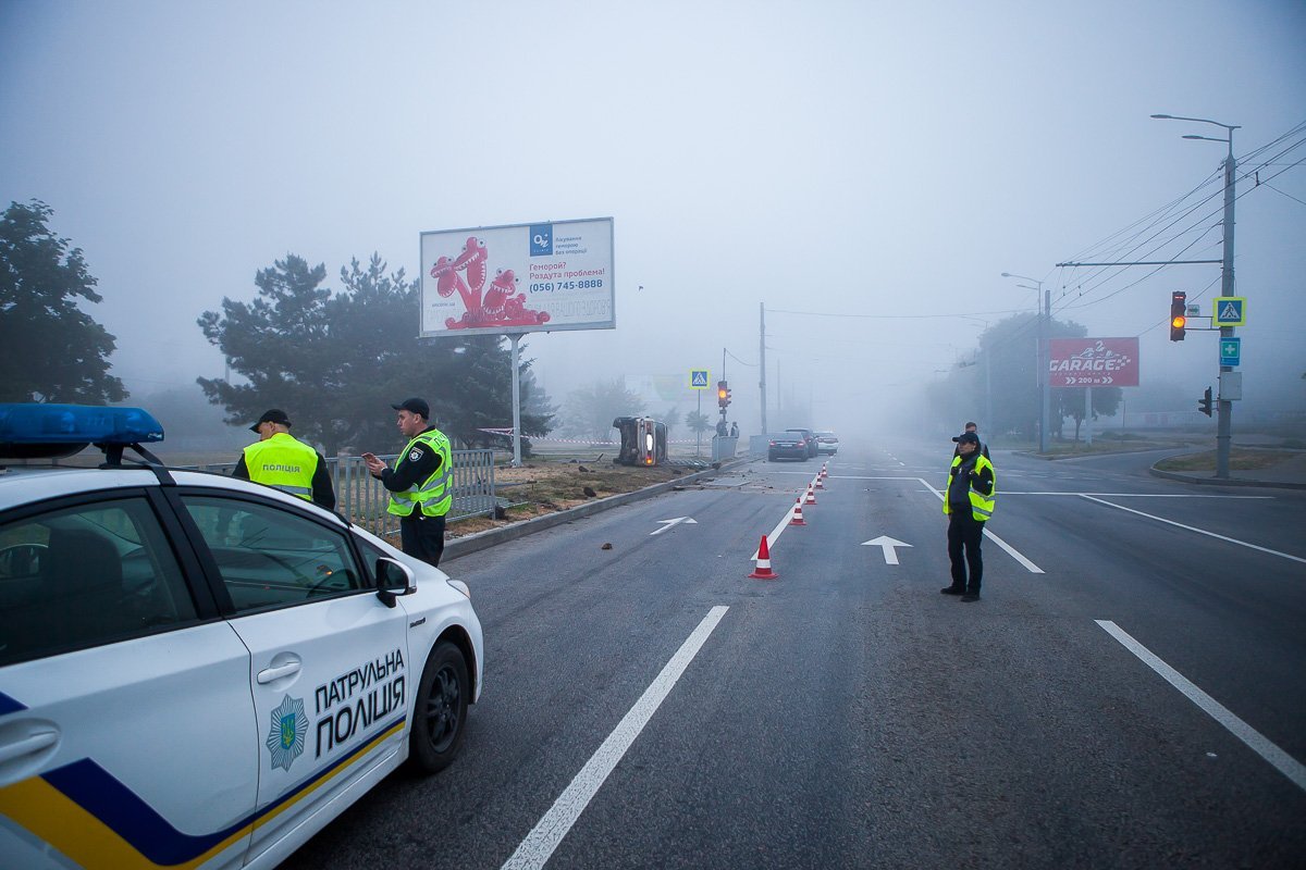 Патрульные перекрыли одну полосу движения Патрульные перекрыли одну полосу движения