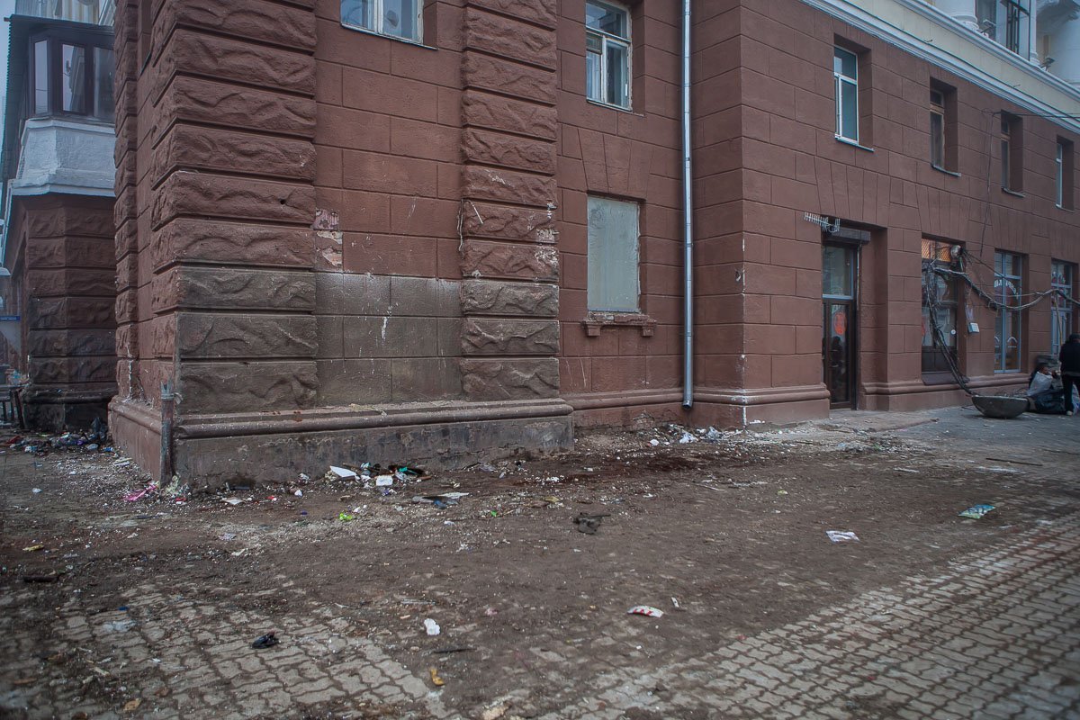 В ночь с 14 на 15 мая возле Центрального железнодорожного вокзала коммунальщики начали сносить киоски