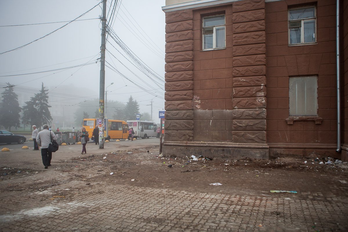 Уже к утру площадь обрела новый, чистый и девственный, вид