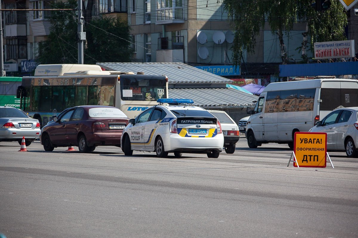 На перекрестке Слобожанского проспекта и улицы Калиновой произошло ДТП