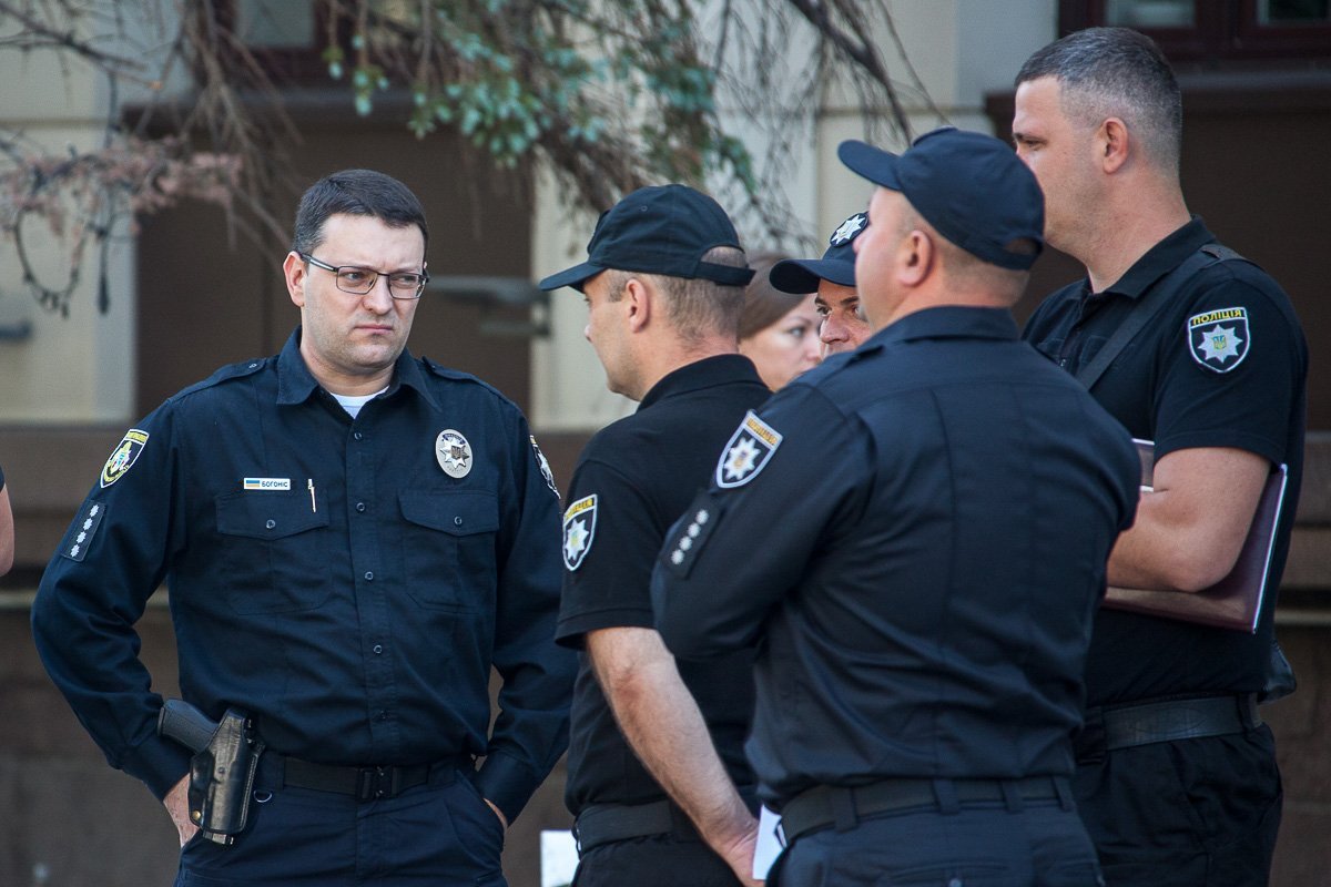 На место также приехал Владимир Богонис, чтобы проконтролировать полицейских.