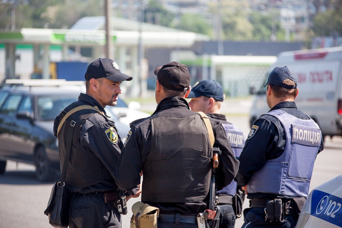 По предварительной информации усиленное патрулирование объявили в связи с недавним ограблением в Херсоне