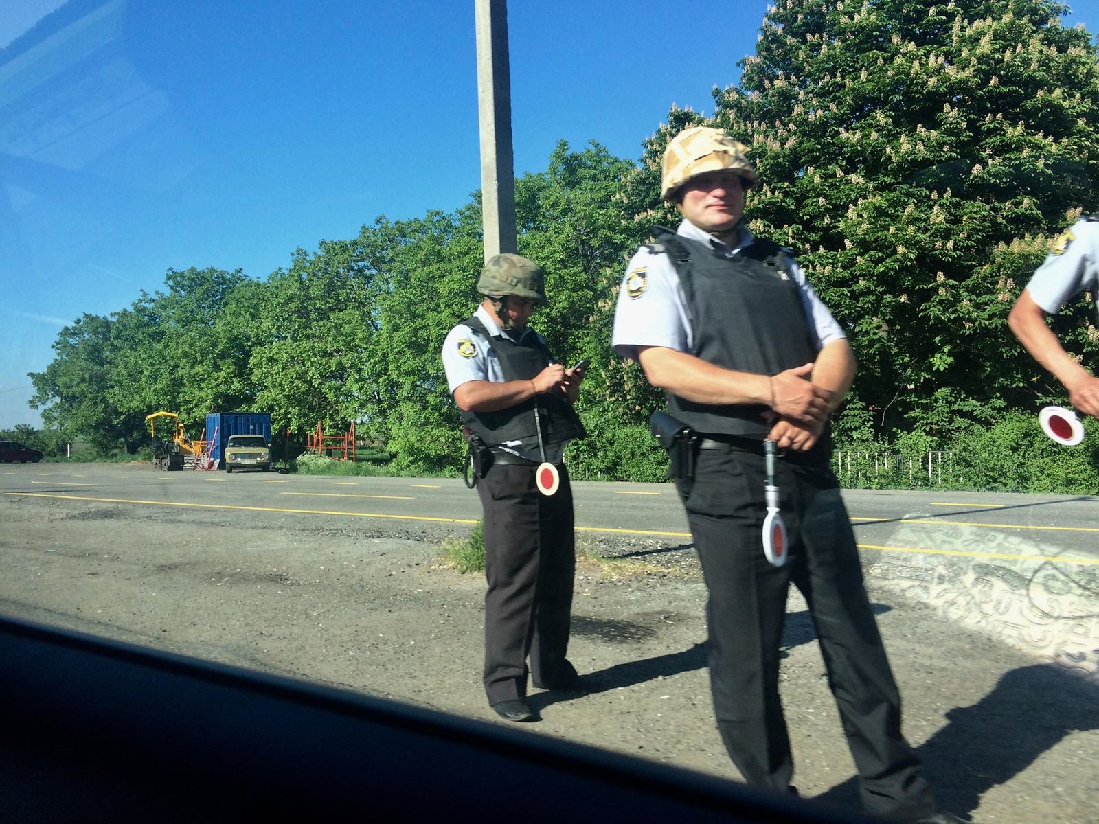 Вооруженные подразделения полиции патрулируют город и дежурят на ключевых локациях, а также на въездах и выездах в город Вооруженные подразделения полиции патрулируют город и дежурят на ключевых локациях, а также на въездах и выездах в город