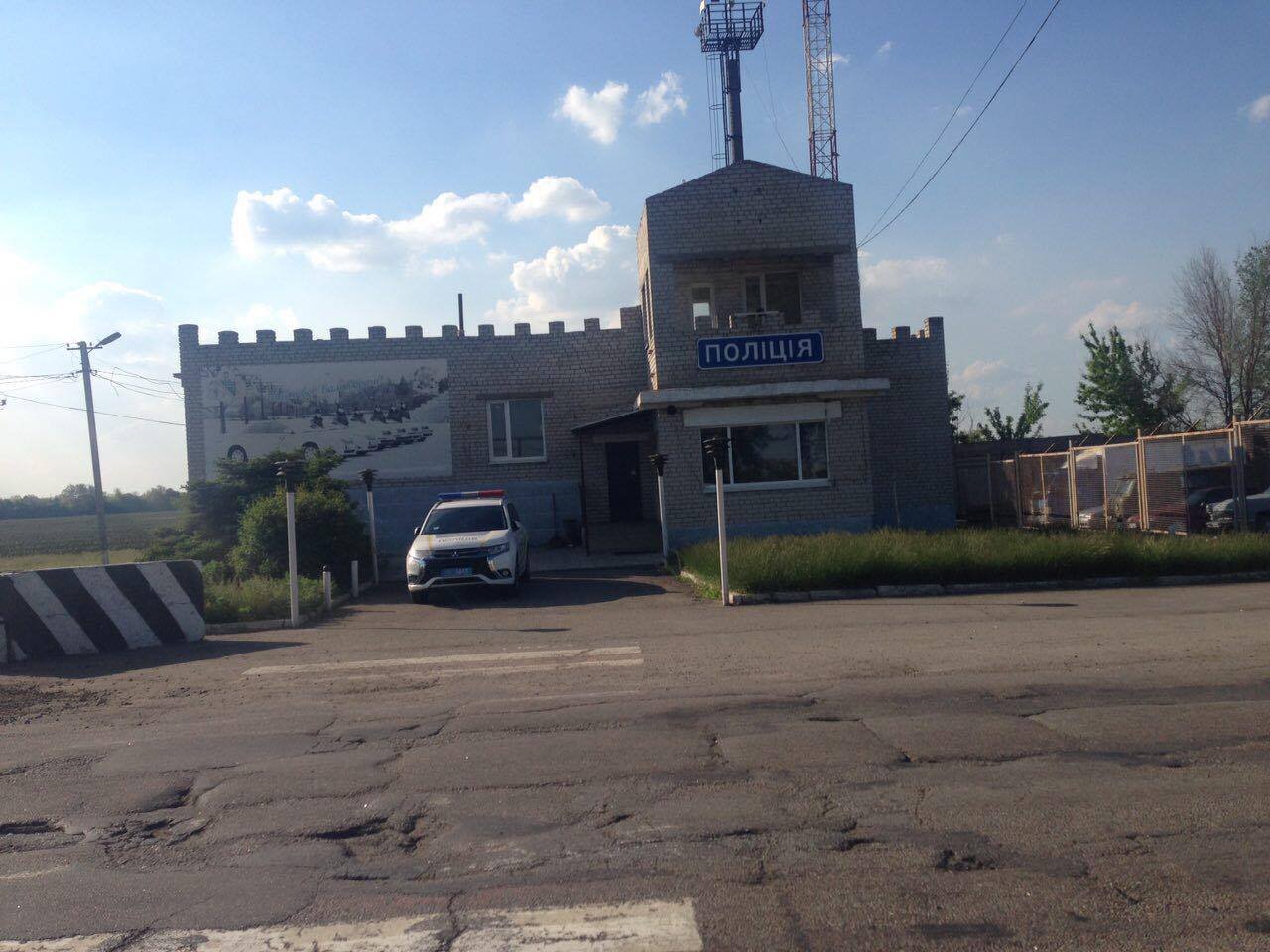 Правоохранители проверяют автомобили Правоохранители проверяют автомобили