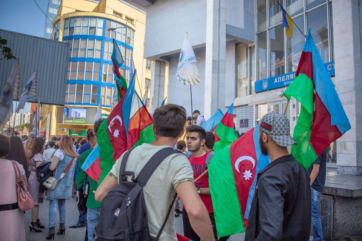 Люди собрались восстанавливать справедливость