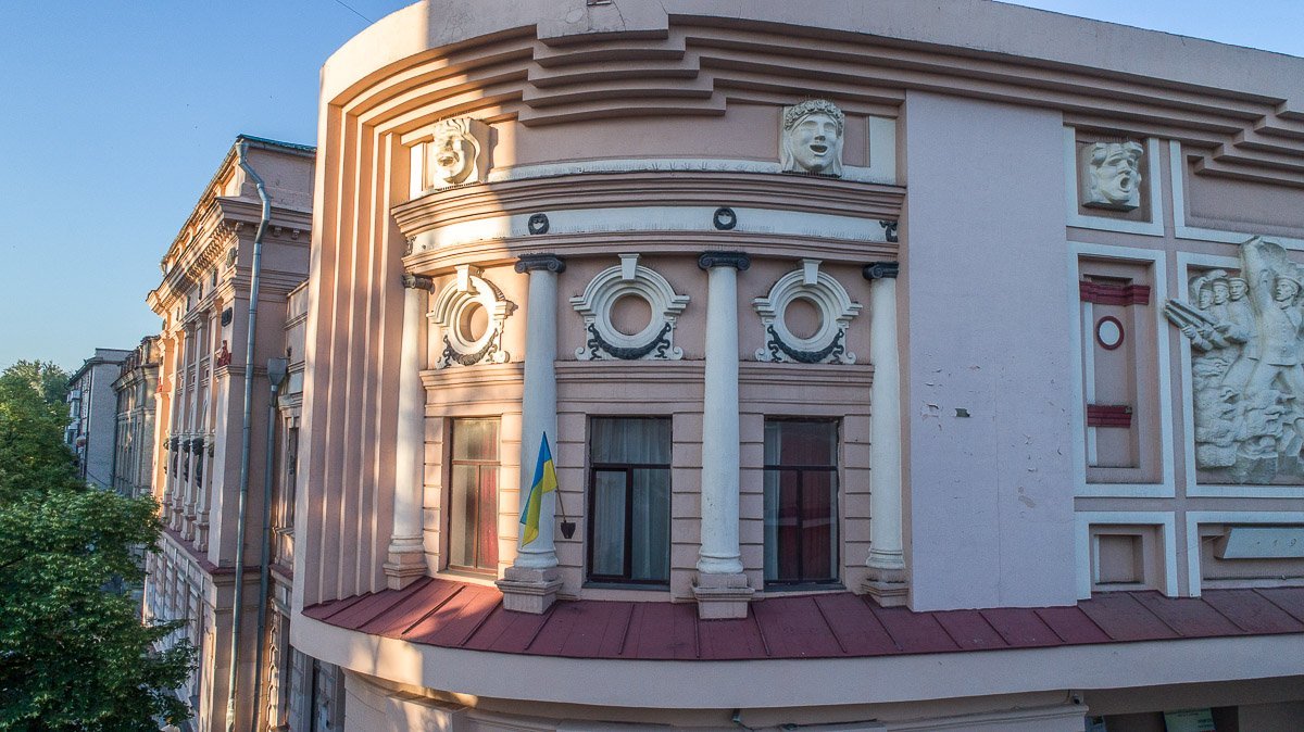 Во время Второй мировой войны две концертные бригады во главе с главным режиссером Кобринським дали более 300 концертов на фронте