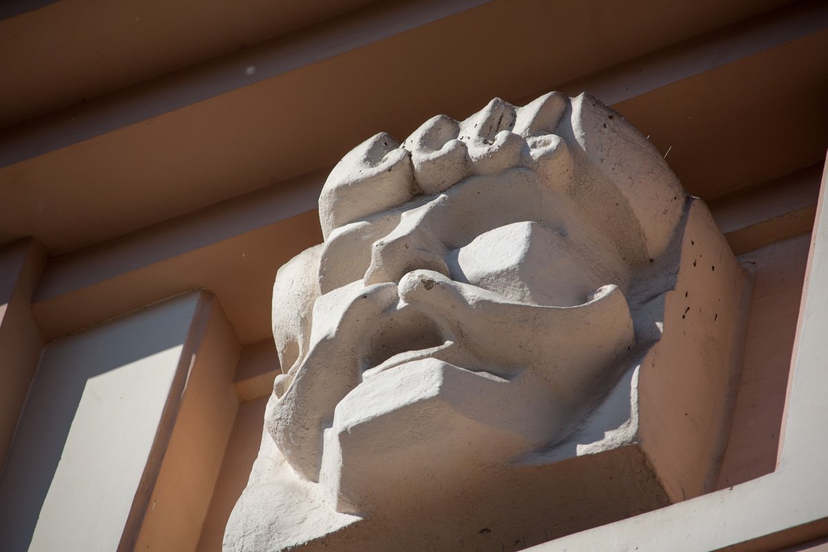 Его афиша постоянно обновляется, в его стенах проходят не только театральные постановки, но и концерты, выступления комиков и известных артистов