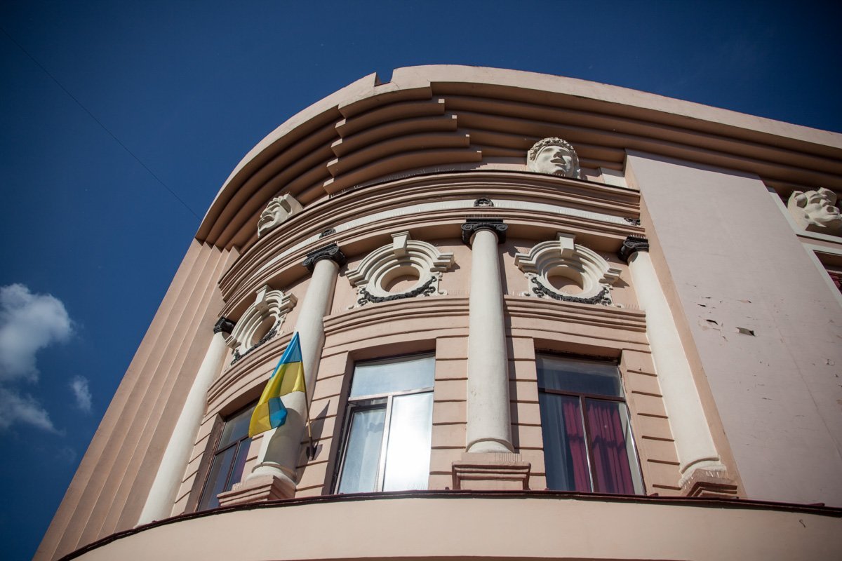 В 1993 году на здании театра появились бюсты Григория Сковороды, Ивана Франко, Владимира Винниченко и Василия Стуса, созданные скульптором Чекановым