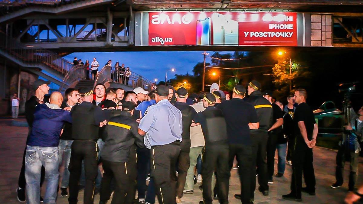 На Сичеславской Набережной из-за демонтажа кафе произошла потасовка между активистами и муниципальной гвардией На Сичеславской Набережной из-за демонтажа кафе произошла потасовка между активистами и муниципальной гвардией