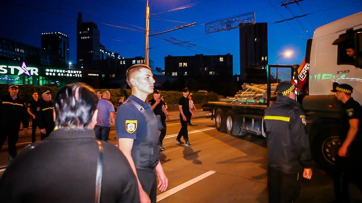 Незаконную постройку срезали и погрузили на коммунальную технику Незаконную постройку срезали и погрузили на коммунальную технику