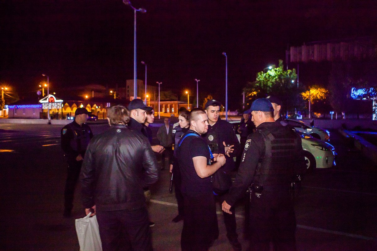 Одного из подозреваемых забрали в отделение Одного из подозреваемых забрали в отделение