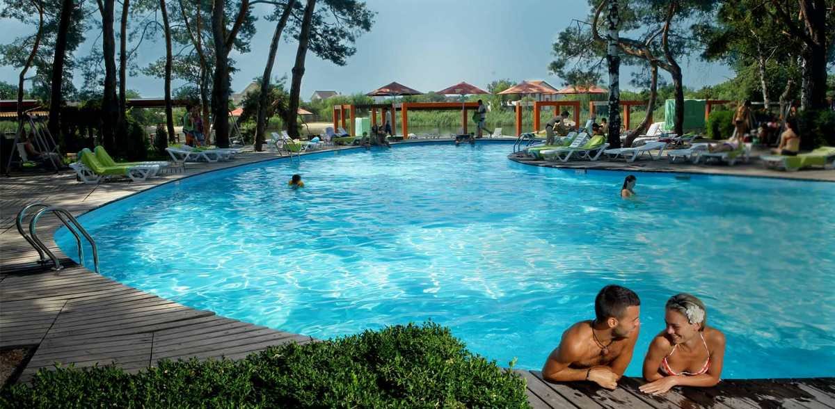 Бассейн привлекает тем, что находится в 24 км от самого Днепропетровска в экологически чистой зоне