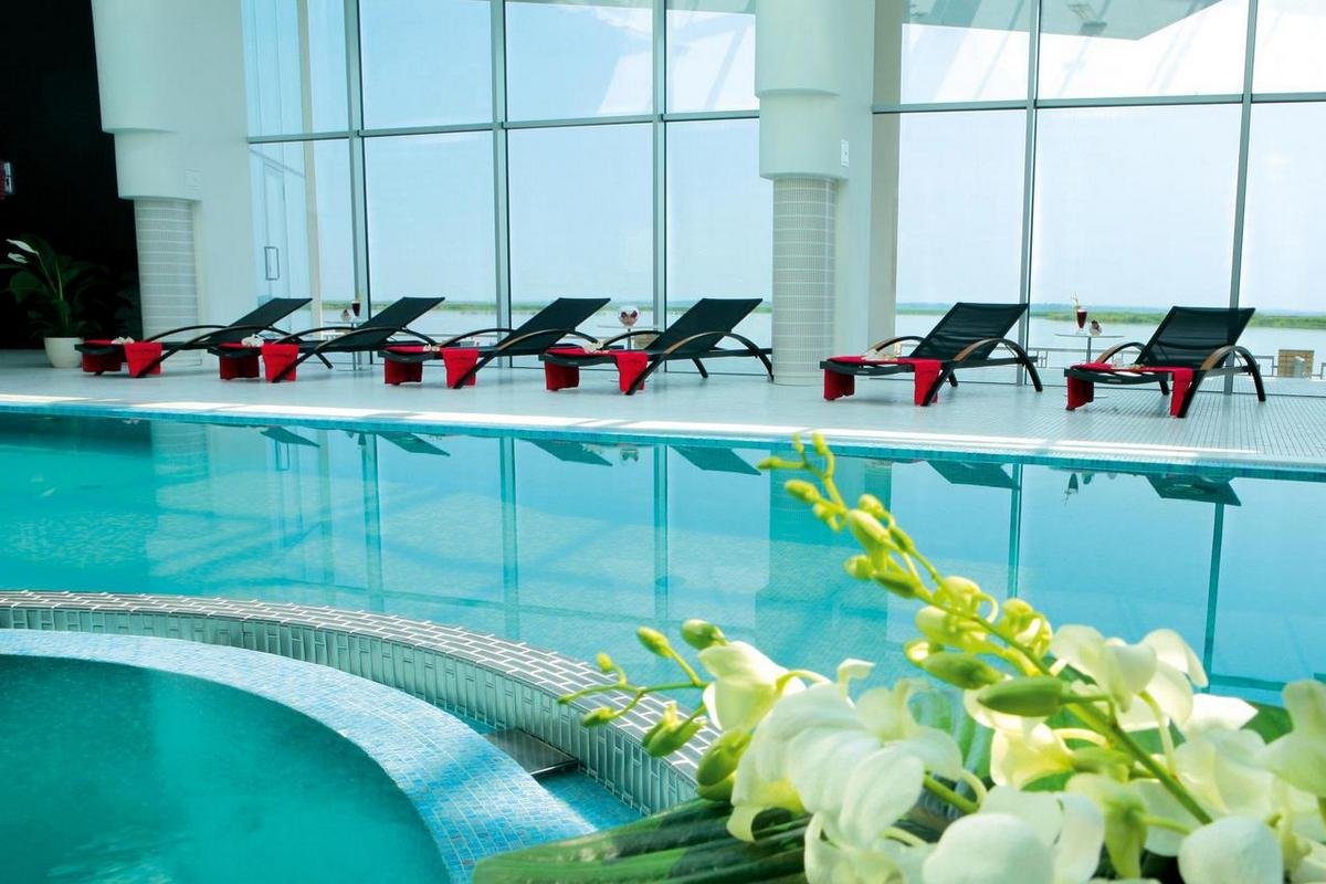 Отель расположился на берегу Самарского залива в 20 минутах езды от центра Днепра