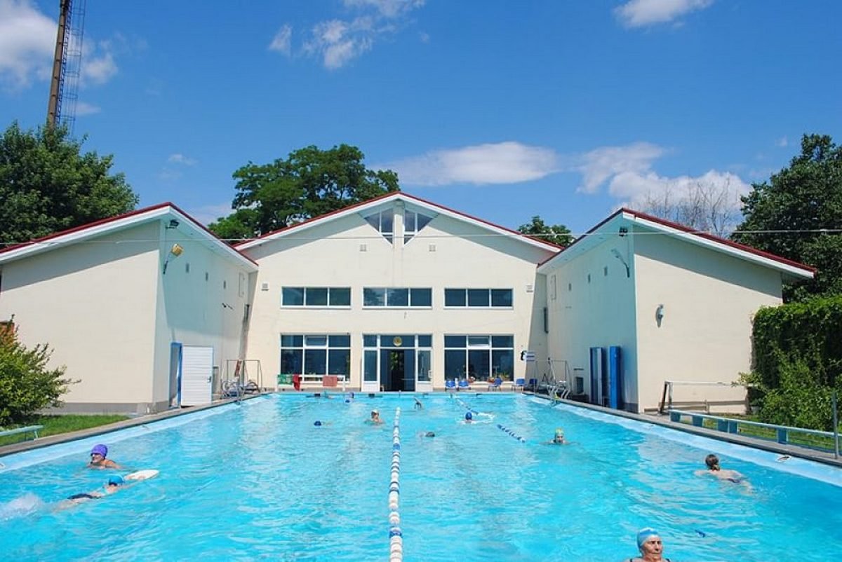 Преимуществом бассейна является низкая цена