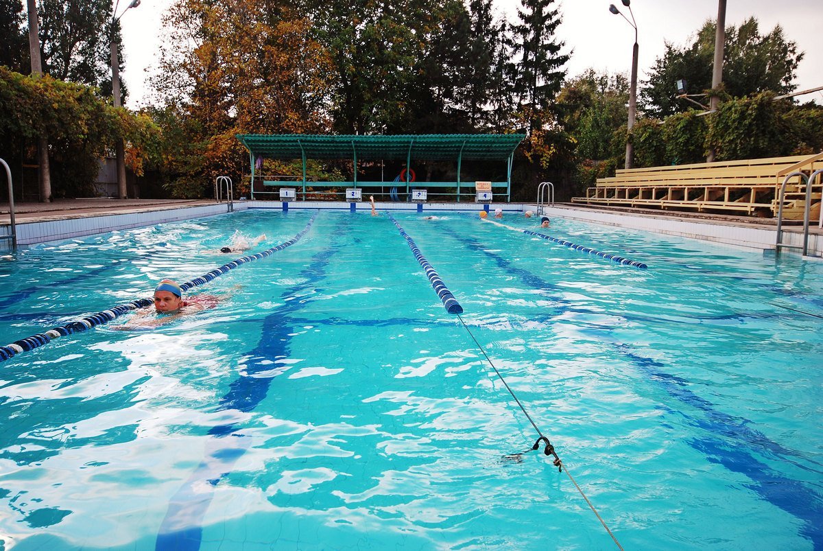 В бассейне проводятся занятия по аквааэробике